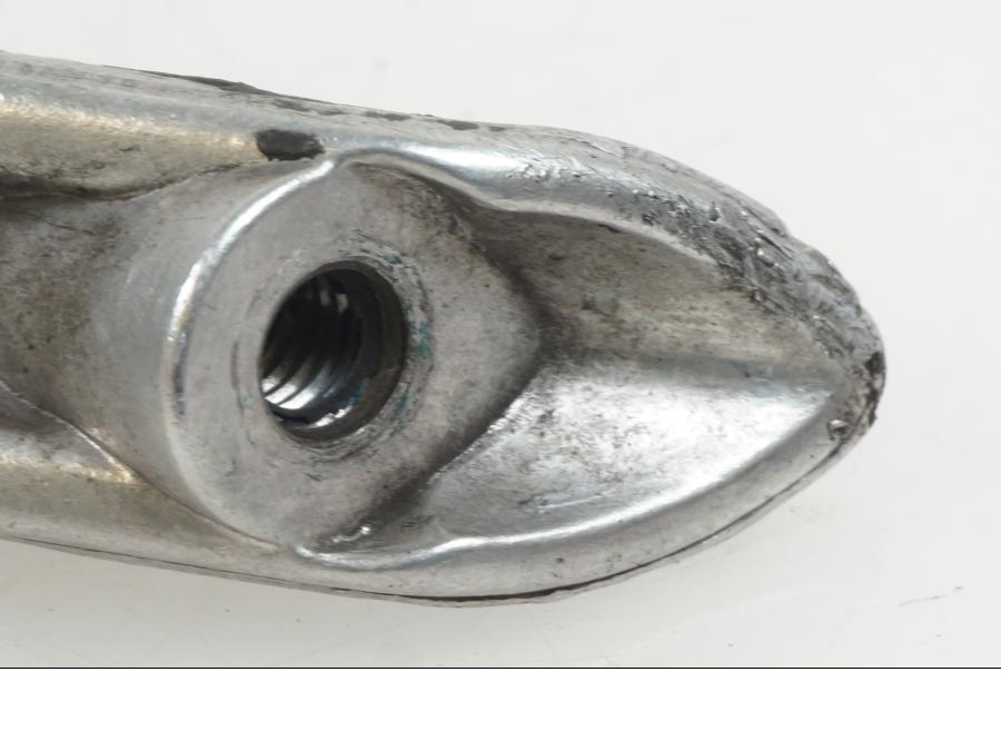 Snett nerifrån på Fotpinne från en Suzuki GSX-R 1000 -2007 motorcykel.