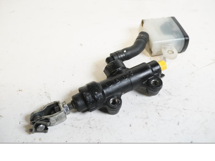 Baksidan på Bromshuvudcylinder från en Triumph Tiger -2012 motorcykel.