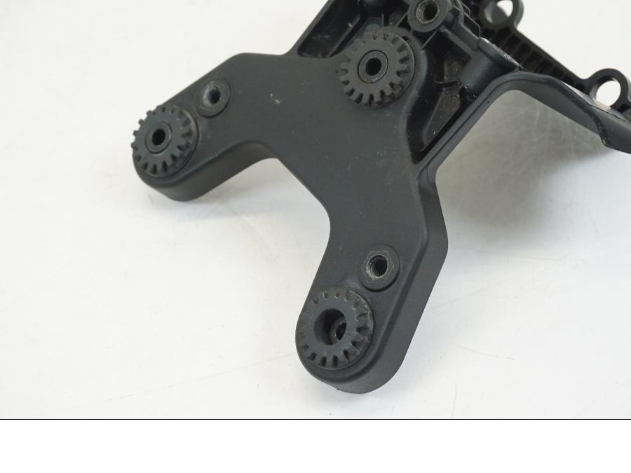 Extrabild4 på Instrumentfäste från en Ducati Streetfighter V4 -2020 motorcykel.