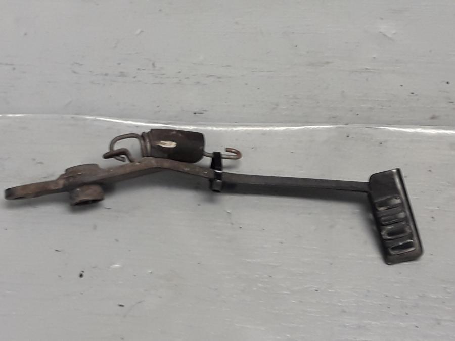 Framsidan på Bromspedal från en Honda CBR 125 R -2005 motorcykel.