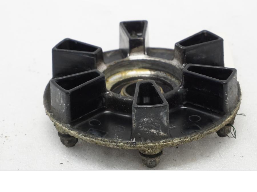 Baksidan på Drevfäste från en Yamaha TDM 900 -2002 motorcykel.