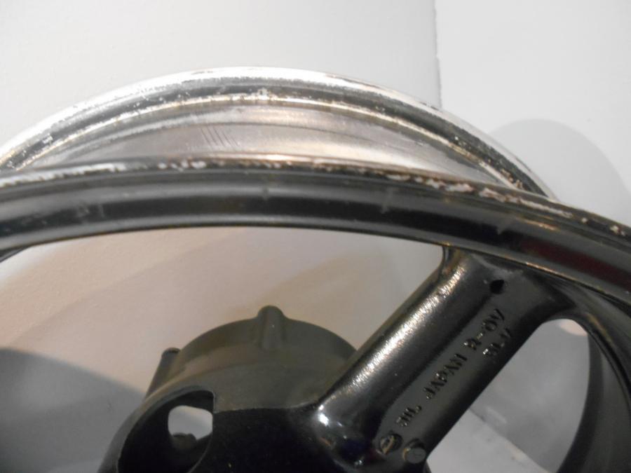 Vänster sida på Fälg från en Yamaha FZS 1000 -2002 motorcykel.