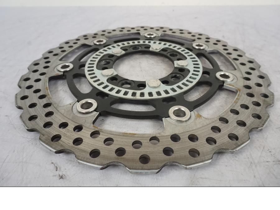 Snett nerifrån på Bromsskiva från en Kawasaki ER-6F -2010 motorcykel.