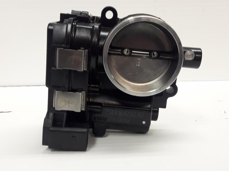 Vänster sida på Spjällhus från en BMW R 1250 RS -2020 motorcykel.