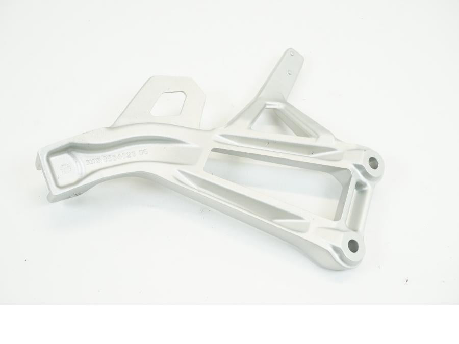 Höger sida på Fotpinnefäste från en BMW F 850 GS -2021 motorcykel.