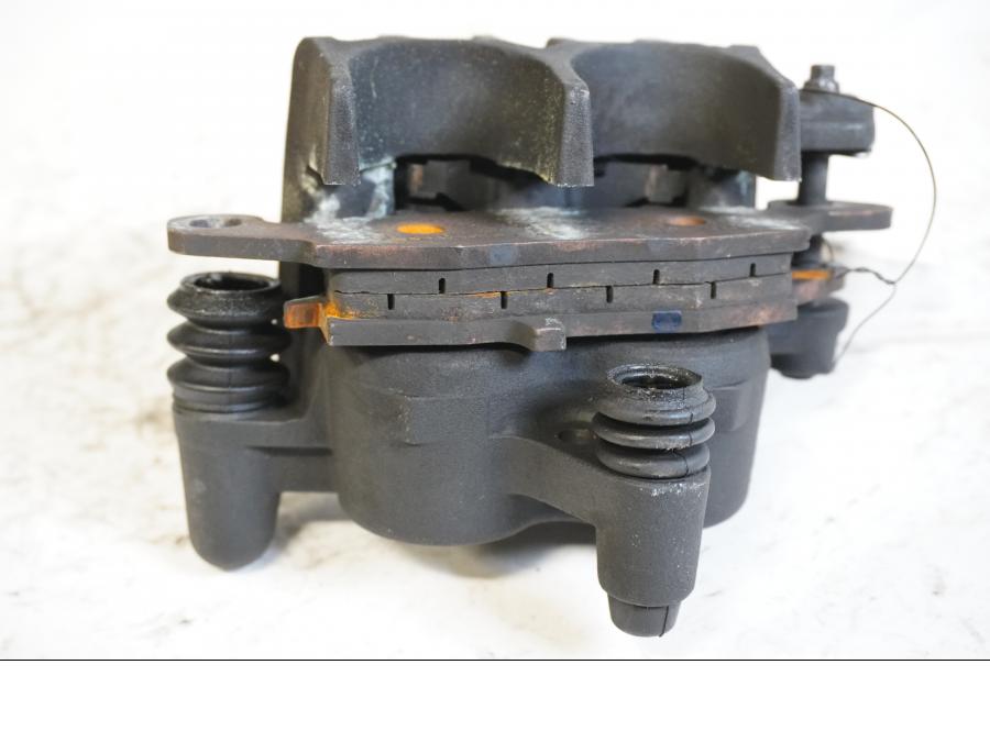 Höger sida på <p>Bromsok höger fram från Kawasaki ER-6N ABS 2014. Tokico. Två kolvs ok. Lättare skrapmärken på oket.</p>
<p>Okej skick.</p> motorcykel.