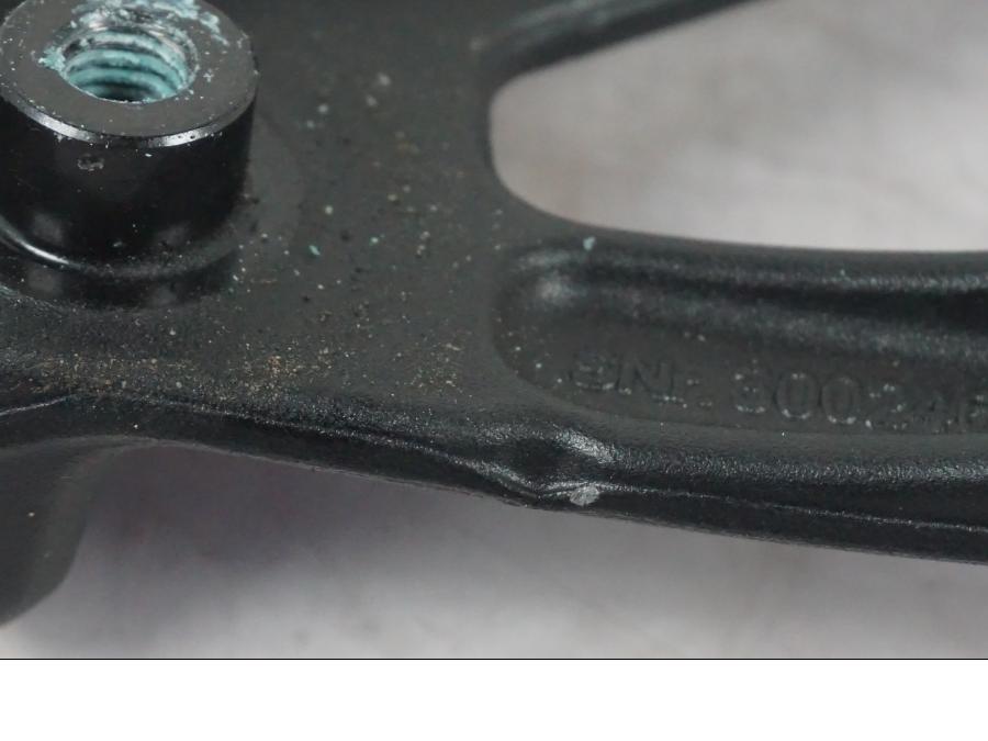 Snett nerifrån på Fotpinnefäste från en KTM 1290 Super Duke R -2022 motorcykel.