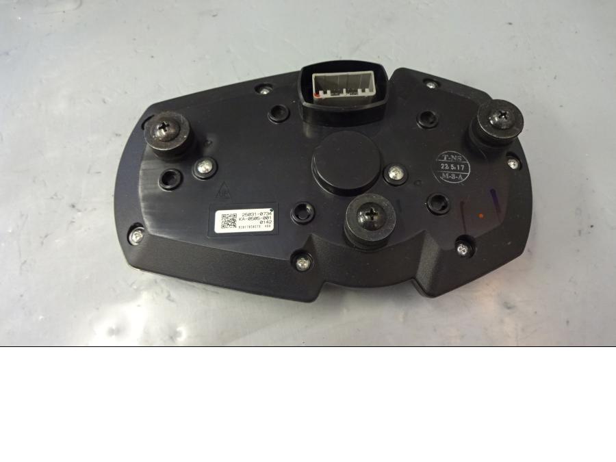 Baksidan på Instrumentpanel från en Kawasaki Z 1000 -2018 motorcykel.