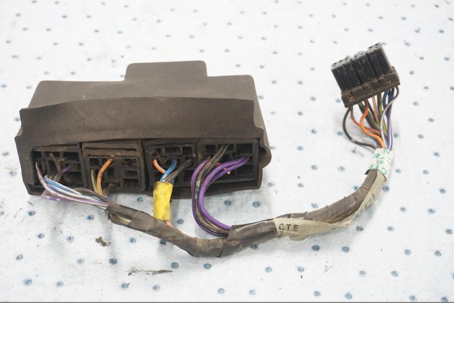 Framsidan pÄ RelÀbox frÄn en Triumph Tiger -2001 motorcykel.