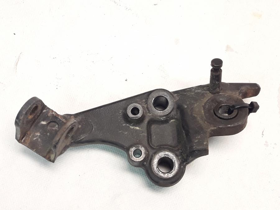 Framsidan på Fotpinnefäste från en Yamaha XT 660 R -2004 motorcykel.