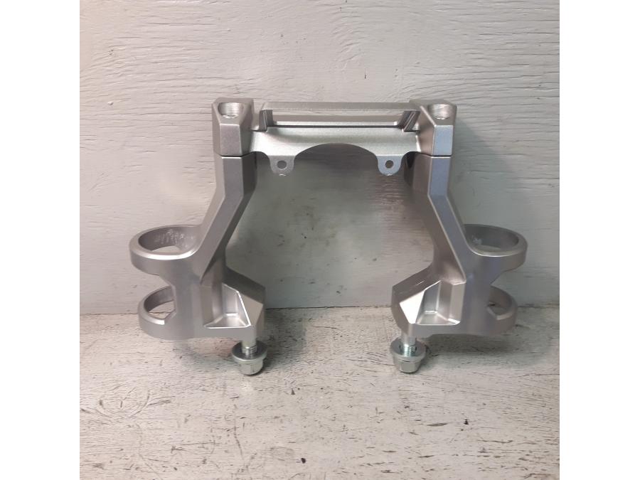 Baksidan på Styrfäste från en Honda ADV 750 -2017 motorcykel.