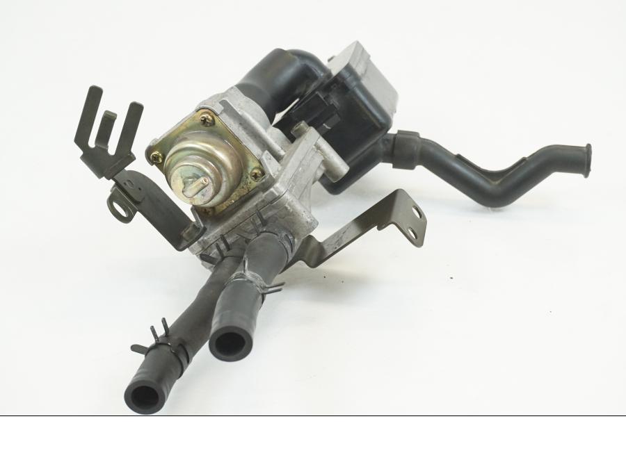 Höger sida på Fuel Evap System från en Yamaha XVS 1100 -2003 motorcykel.