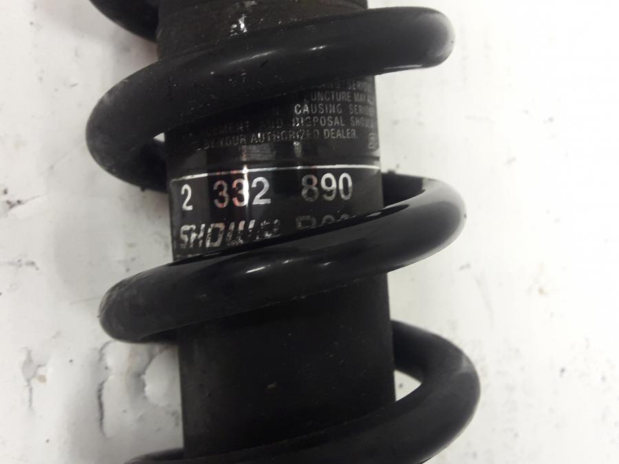 Baksidan på Stötdämpare från en BMW K 1200 LT -2006 motorcykel.