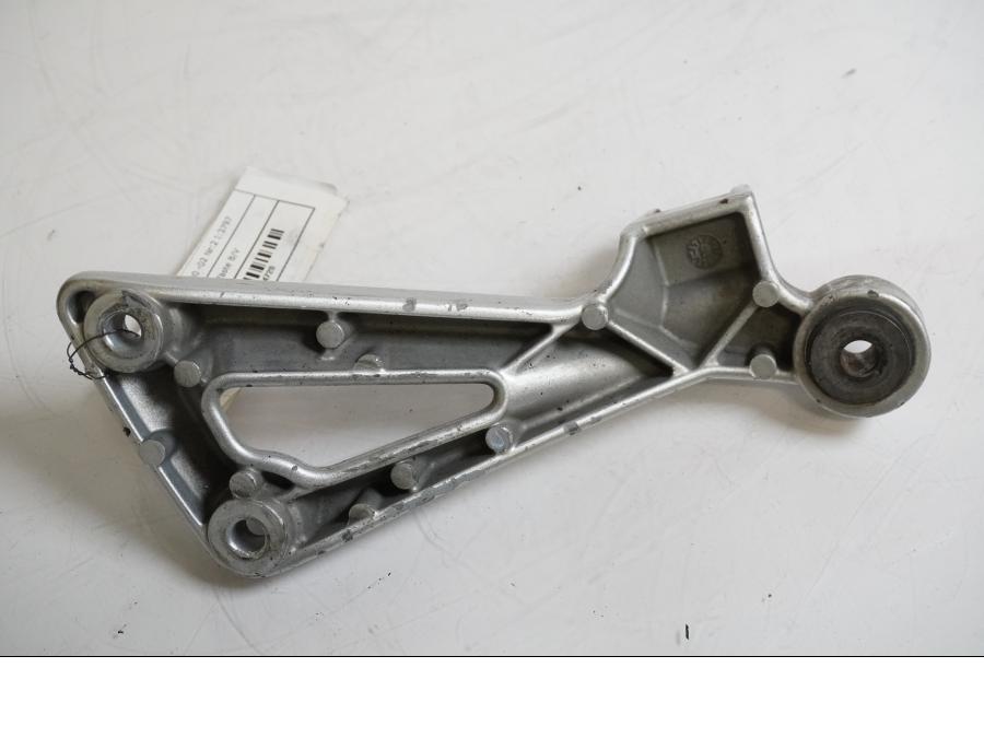 Vänster sida på Fotpinnefäste från en Yamaha BT 1100 -2002 motorcykel.