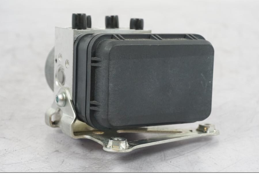 Snett nerifrån på ABS Modulator från en Yamaha MT-09 -2020 motorcykel.