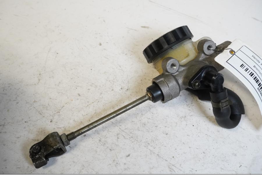 Baksidan på Bromshuvudcylinder från en Honda XRV 750 -1994 motorcykel.