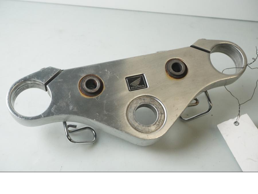 Framsidan på Gaffelkrona från en Honda VT 750 -1994 motorcykel.