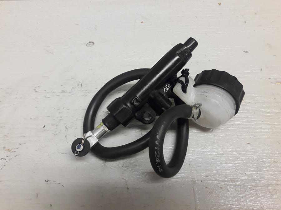 Baksidan på Bromshuvudcylinder från en KTM 125 Duke -2017 motorcykel.