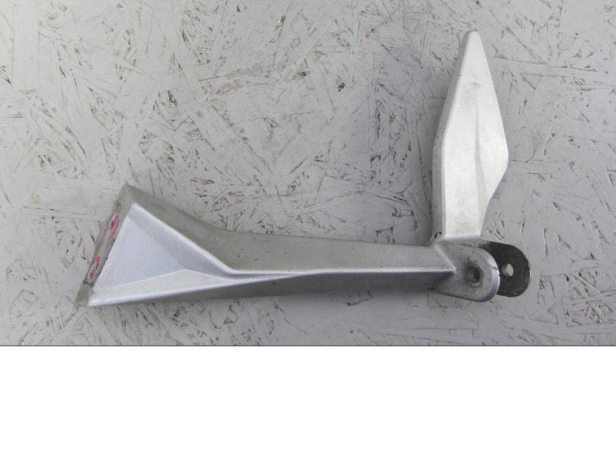 Framsidan på Fotpinnefäste från en KTM 125 Duke -2014 motorcykel.