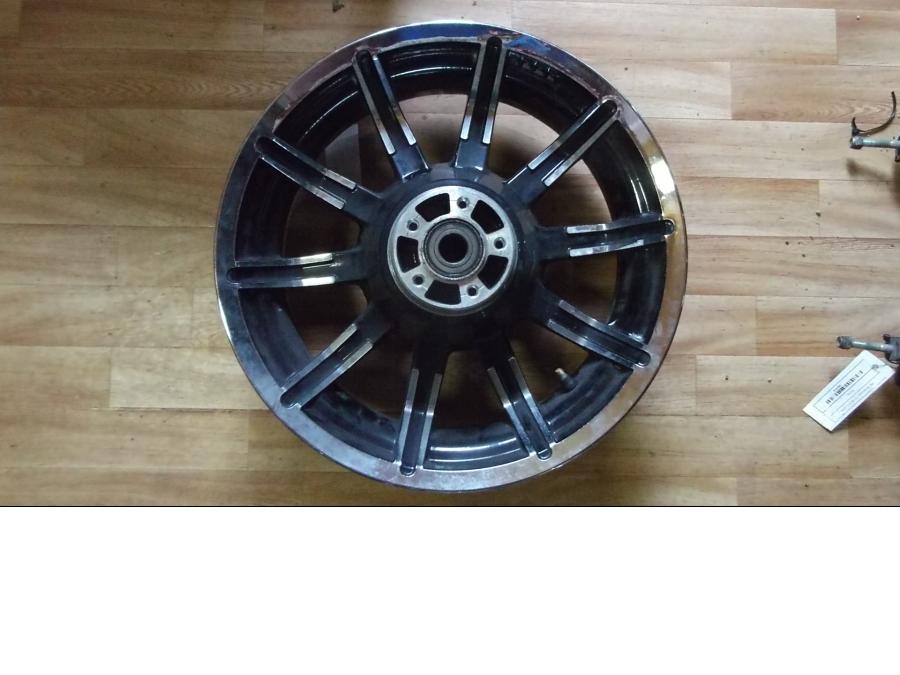 Vänster sida på <p>Fälg bak från en HD Street Glide FLHX, kromsläpp, 16"x5.00</p>
<p>Eftermarknad fälg</p> motorcykel.