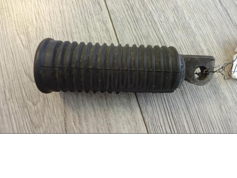 Framsidan på Fotpinne från en H-D Dyna Street Bob FXDB/I -2013 motorcykel.