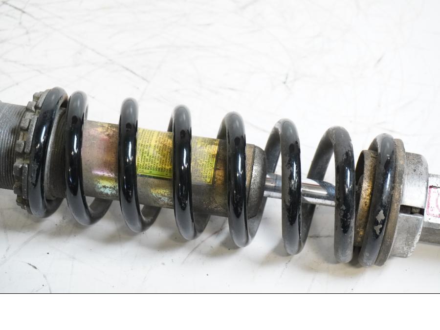 Snett nerifrån på Stötdämpare från en Suzuki GSX-R 750 -1999 motorcykel.