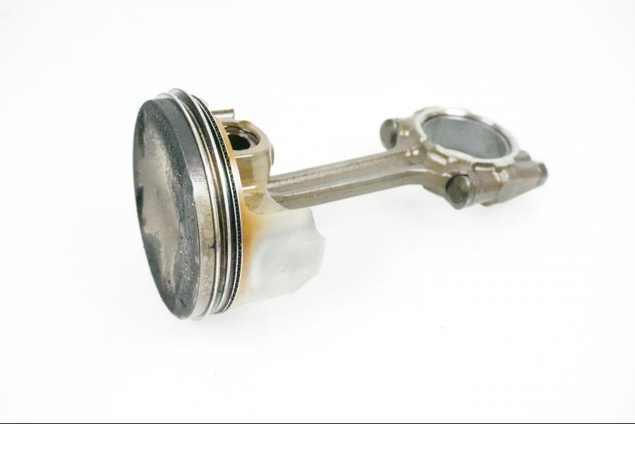 Baksidan på Kolv från en Yamaha FJR 1300 -2005 motorcykel.