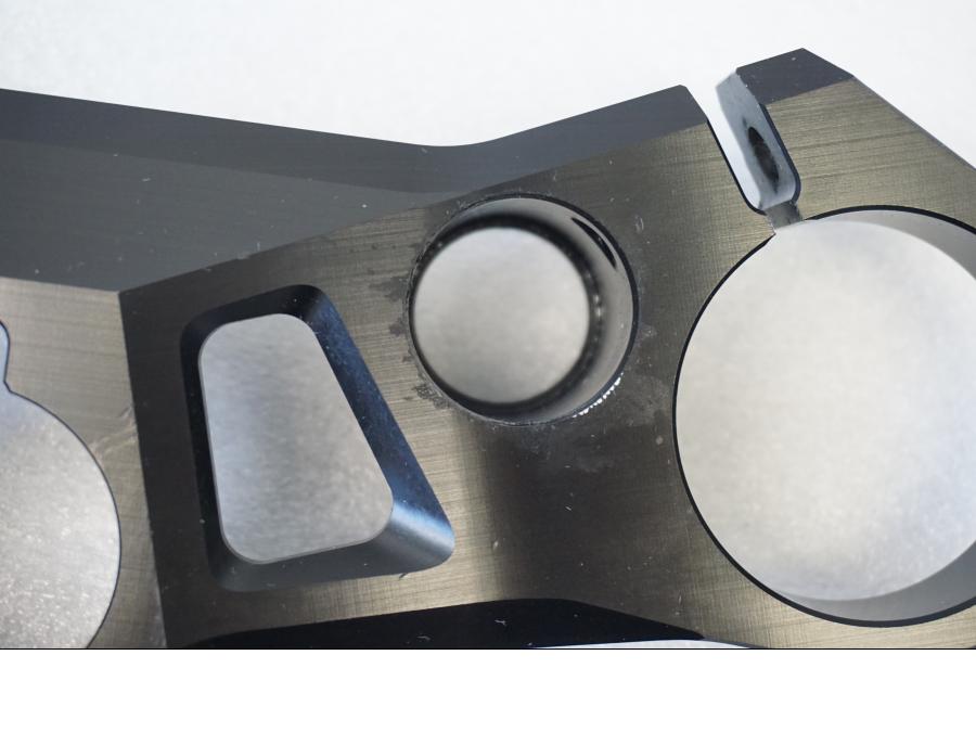 Snett uppifrån på Gaffelkrona från en Ducati Alla -2020 motorcykel.