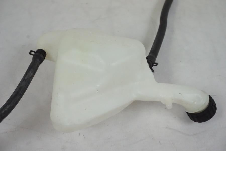 Snett uppifrån på Vattenexpansionskärl från en KTM 390 Adventure -2021 motorcykel.