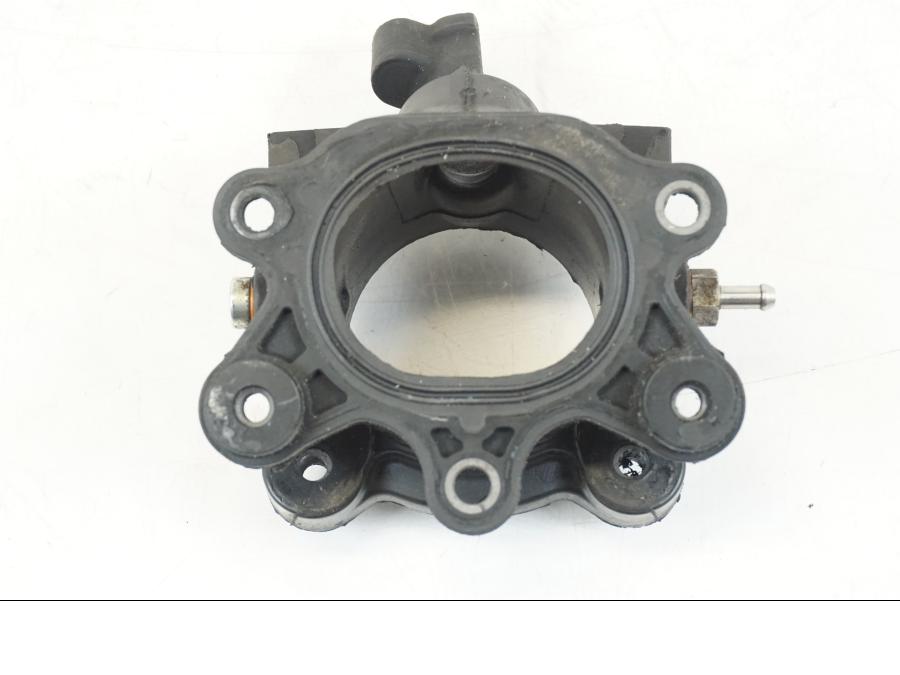 Vänster sida på Insug från en Ducati Hyperstrada -2013 motorcykel.