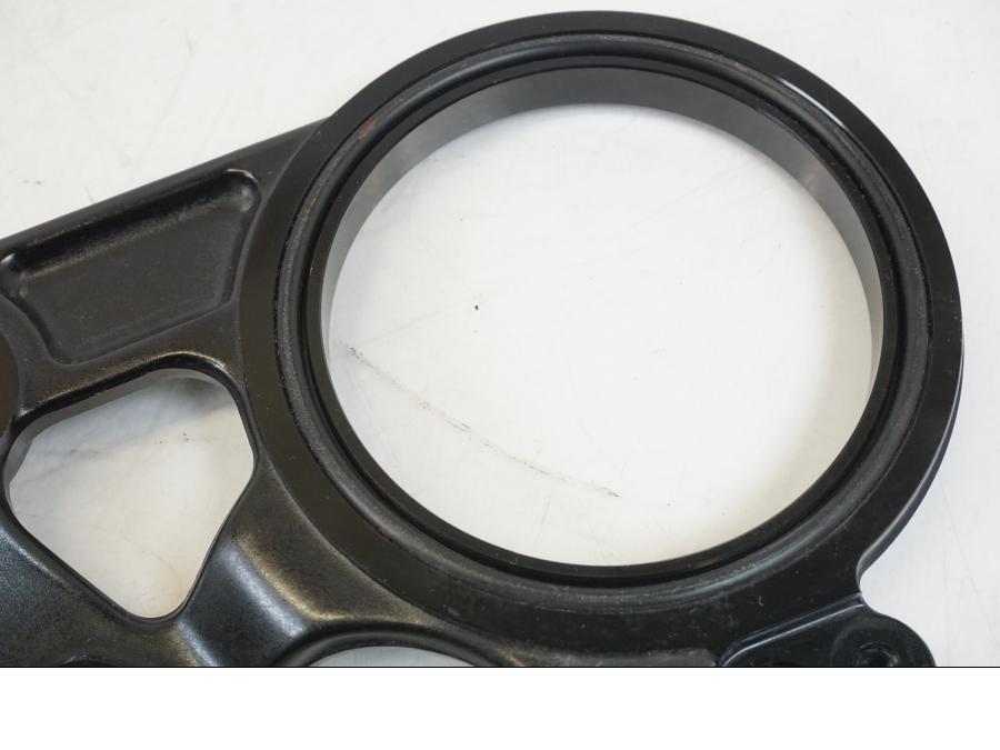 Snett nerifrån på Bromsoksfäste från en Triumph Speed Triple -2021 motorcykel.