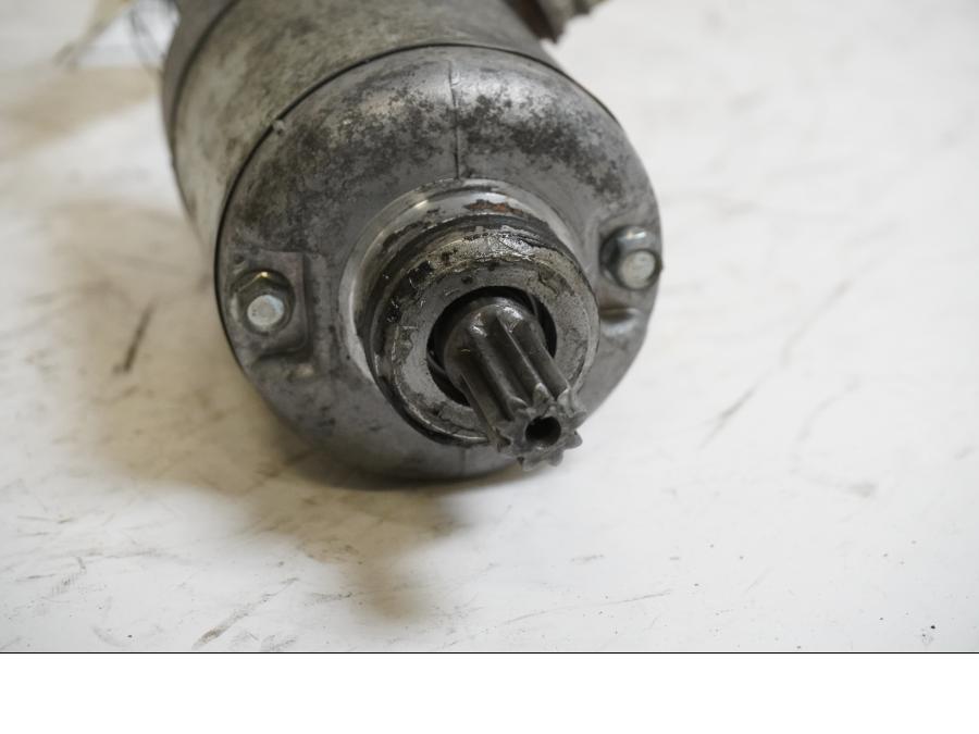 Baksidan på Startmotor från en Suzuki GSX-R 750 -1997 motorcykel.