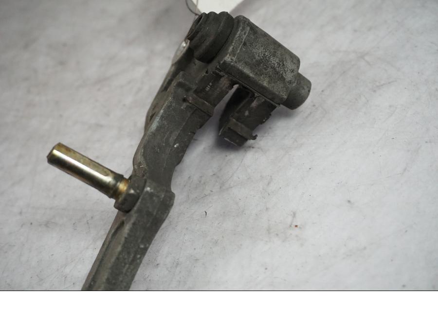 Vänster sida på Bromsoksfäste från en Honda XL 650 V -2000 motorcykel.