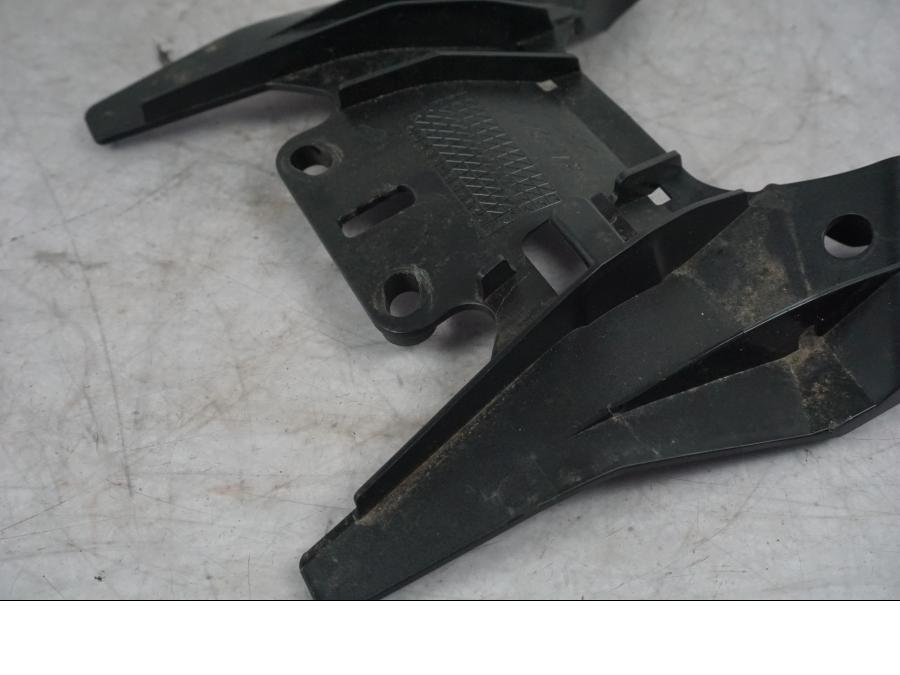 Snett uppifrån på Bensintankskåpa från en Yamaha MT-09 -2024 motorcykel.