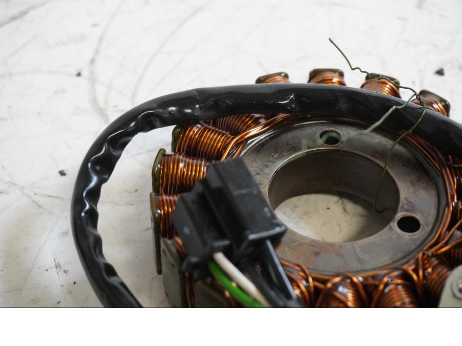 Baksidan på Generator från en Suzuki SV 650 -2007 motorcykel.