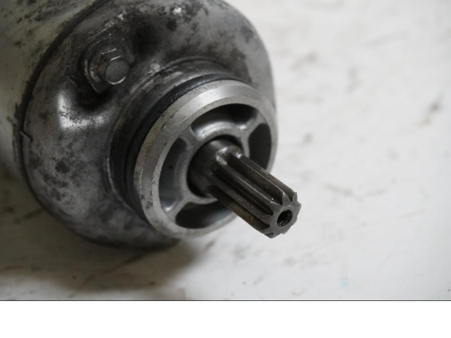 Baksidan på Startmotor från en Suzuki RF 900 R -1998 motorcykel.