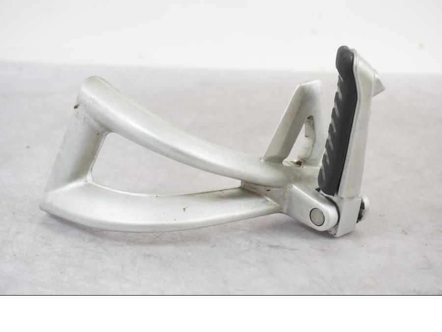 Snett nerifrÄn pÄ FotpinnefÀste frÄn en Triumph Tiger -2009 motorcykel.