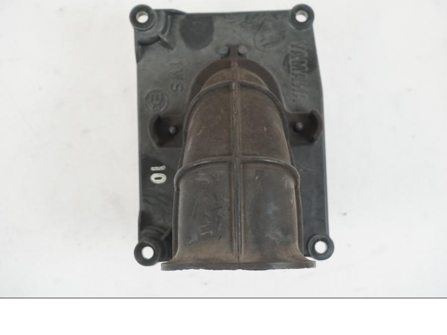 Snett nerifrån på Luftburksnorkel från en Yamaha MT-07 -2019 motorcykel.