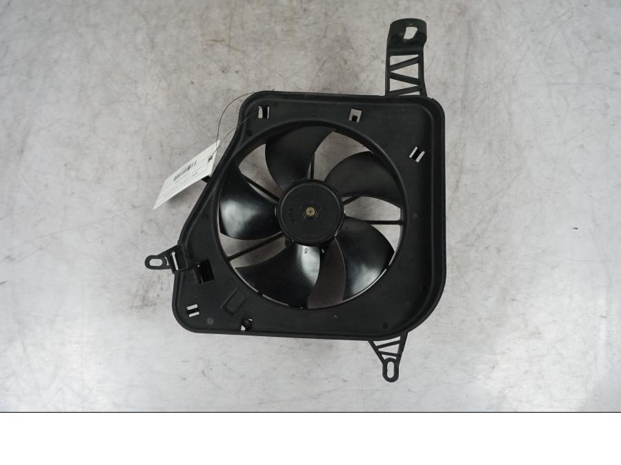 Baksidan på Kylfläkt från en BMW S 1000 XR -2019 motorcykel.