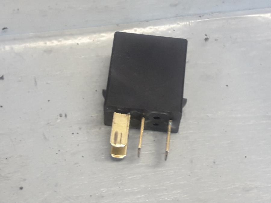 Baksidan på Relä från en Honda CBR 125 R -2008 motorcykel.