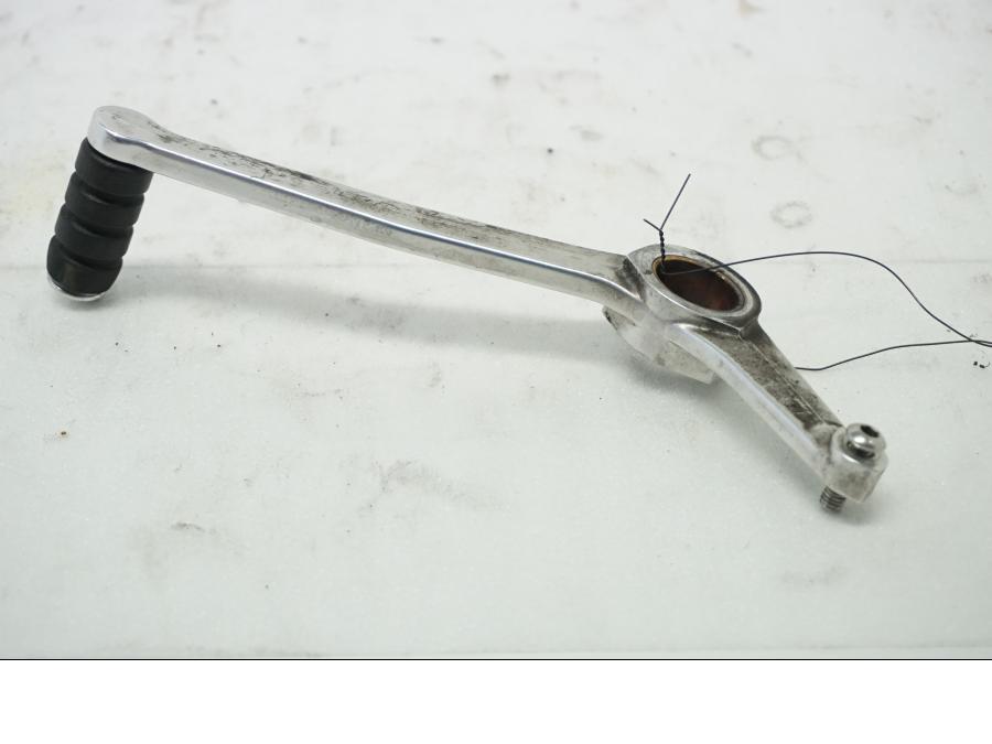 Baksidan på Växelpedal från en BMW S 1000 RR -2010 motorcykel.