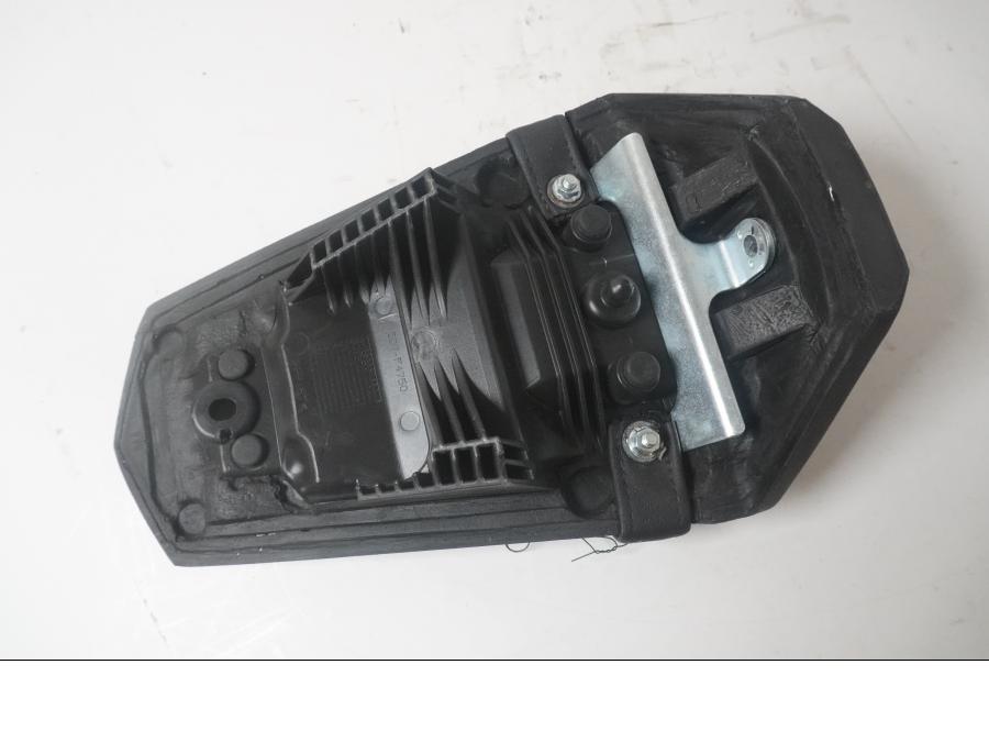 Höger sida på Sadel från en Yamaha YZF-R 125 -2010 motorcykel.