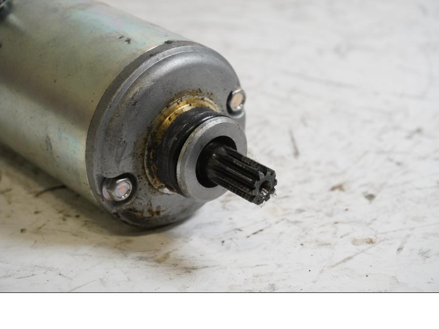 Baksidan på Startmotor från en Kawasaki Z 750 -2008 motorcykel.