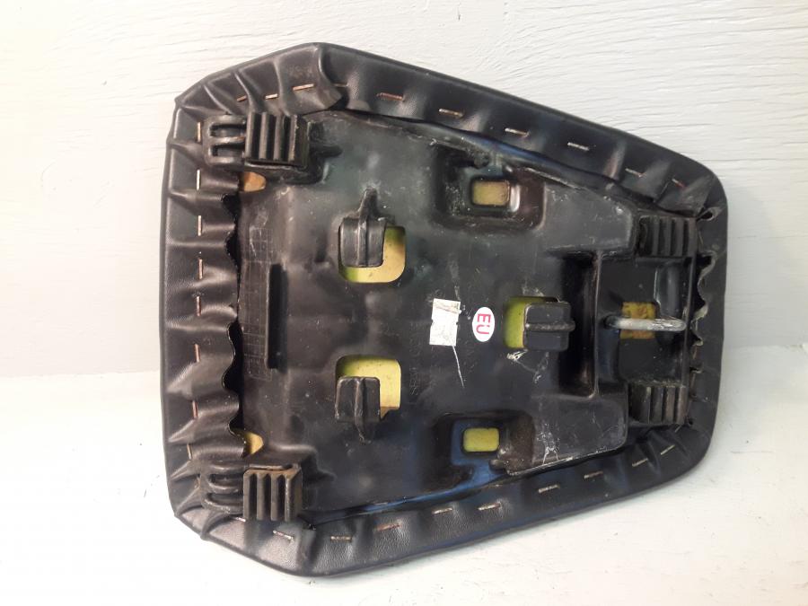 Höger sida på Sadel från en Honda CBR 125 R -2008 motorcykel.