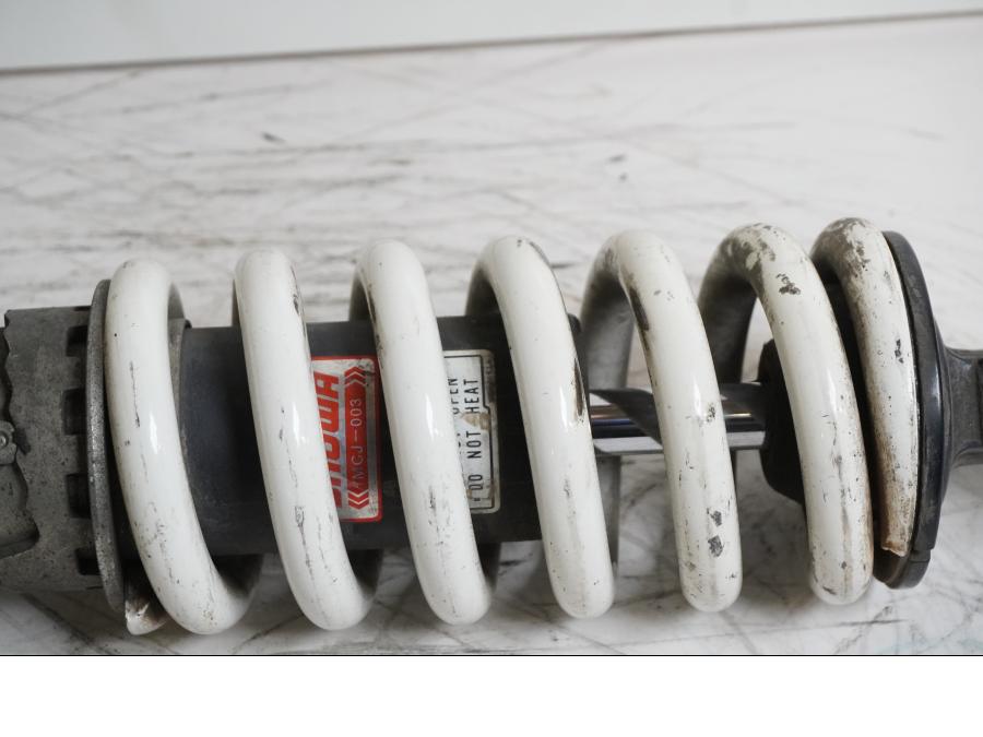 Snett uppifrån på Stötdämpare från en Honda CBR 900 RR -2000 motorcykel.