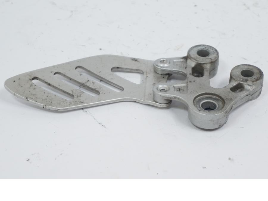 Snett nerifrån på Fotpinnefäste inre från en Suzuki GSX-R 1000 -2008 motorcykel.