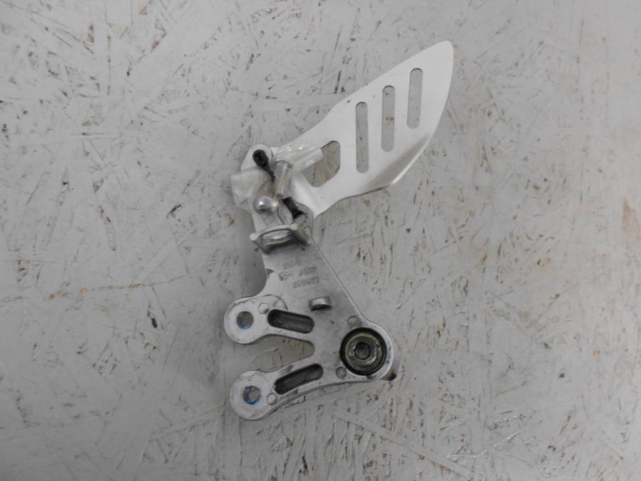 Baksidan på Fotpinnefäste från en Suzuki GSX-R 1000 -2007 motorcykel.