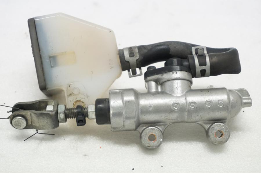 Baksidan på Bromshuvudcylinder från en Suzuki GSX-R 600 -2004 motorcykel.