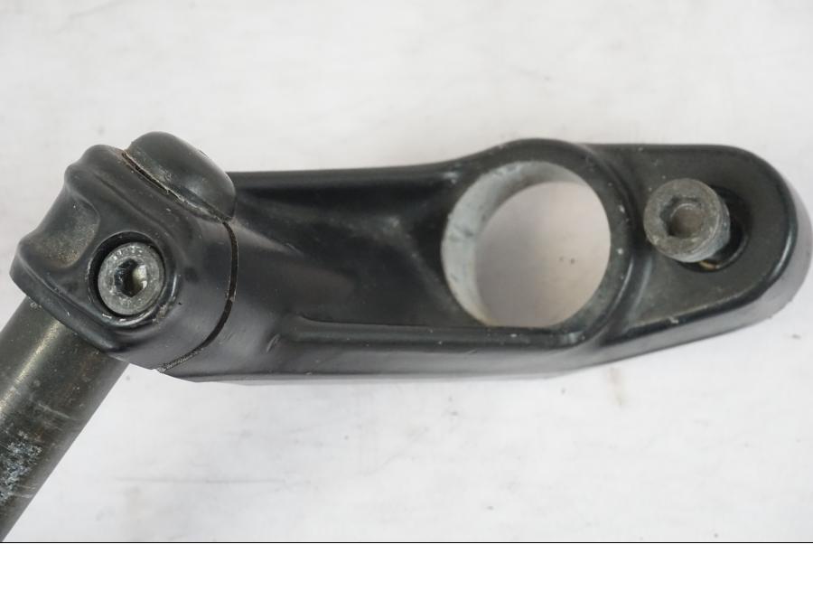 Snett uppifrån på Styre från en Suzuki GSX 550 EF -1985 motorcykel.