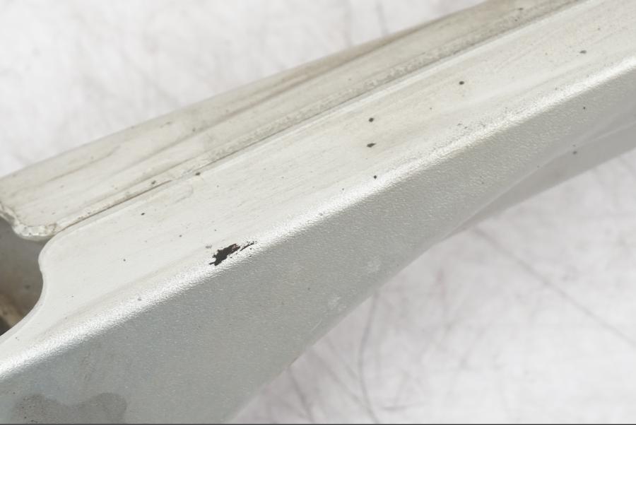 Vänster sida på Parallellstag från en BMW R 1200 GS -2005 motorcykel.